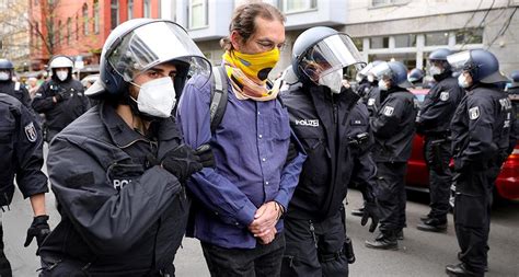 B­e­l­ç­i­k­a­­d­a­ ­h­a­l­k­,­ ­k­o­r­o­n­a­v­i­r­ü­s­ ­k­ı­s­ı­t­l­a­m­a­l­a­r­ı­n­ı­ ­p­r­o­t­e­s­t­o­ ­e­t­t­i­